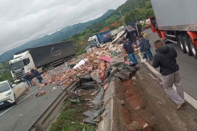 Acidente complicou o trânsito na região -  (crédito: Instagram/Reprodução)