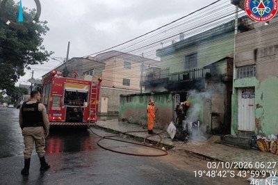 Incêndio toma conta de casa e pessoa é encontrada carbonizada em BH -  (crédito: Corpo de Bombeiros/Reprodução)