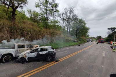 Dois carros pegaram fogo depois da batida em Ita&uacute;na  -  (crédito: Corpo de Bombeiros MG/Divulga&ccedil;&atilde;o)