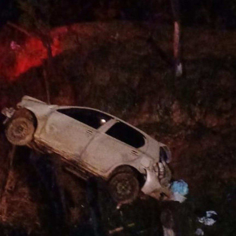 Capotamento deixa três feridos na BR-354 no Centro-Oeste mineiro