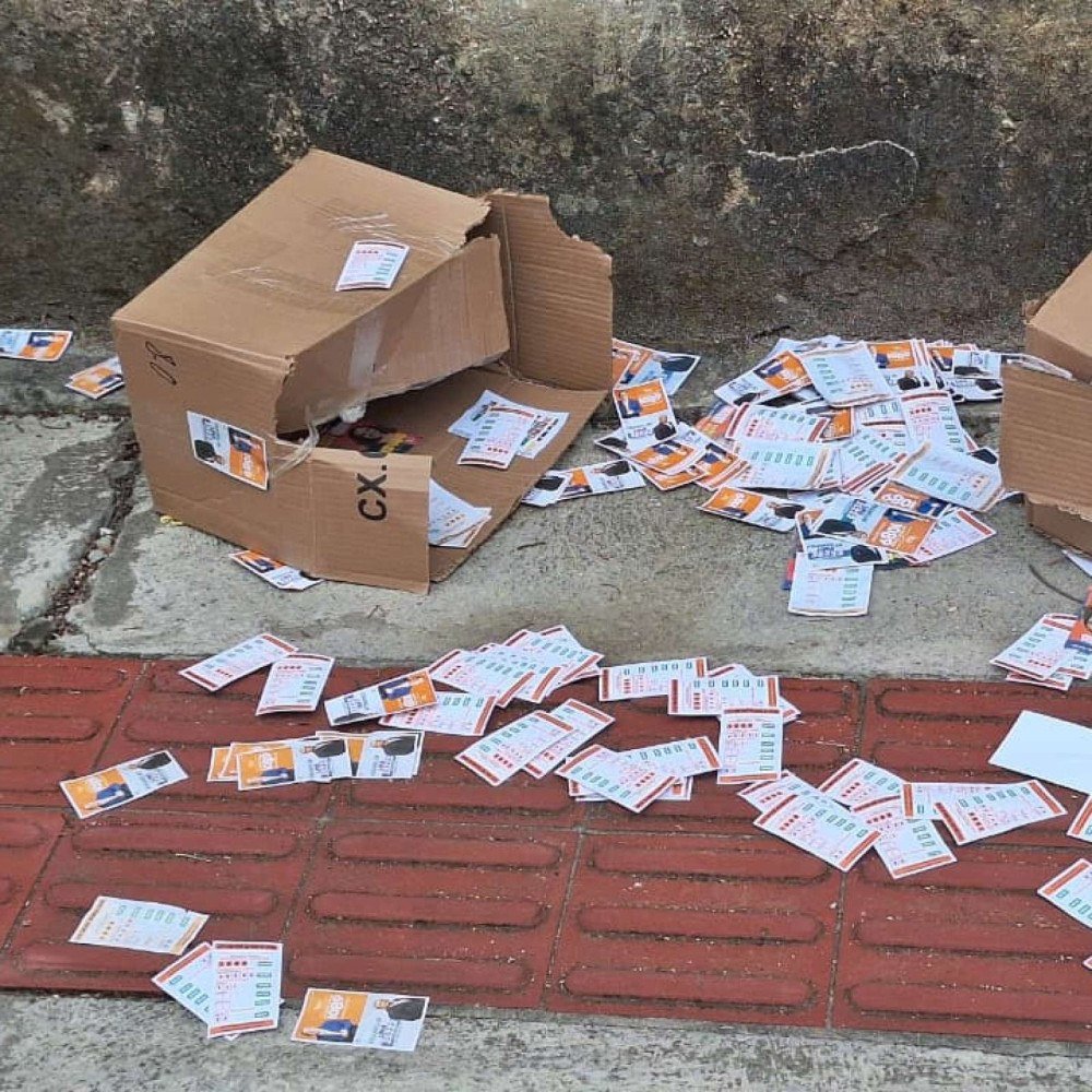 Santinhos em frente a escolas de BH evidenciam boca de urna