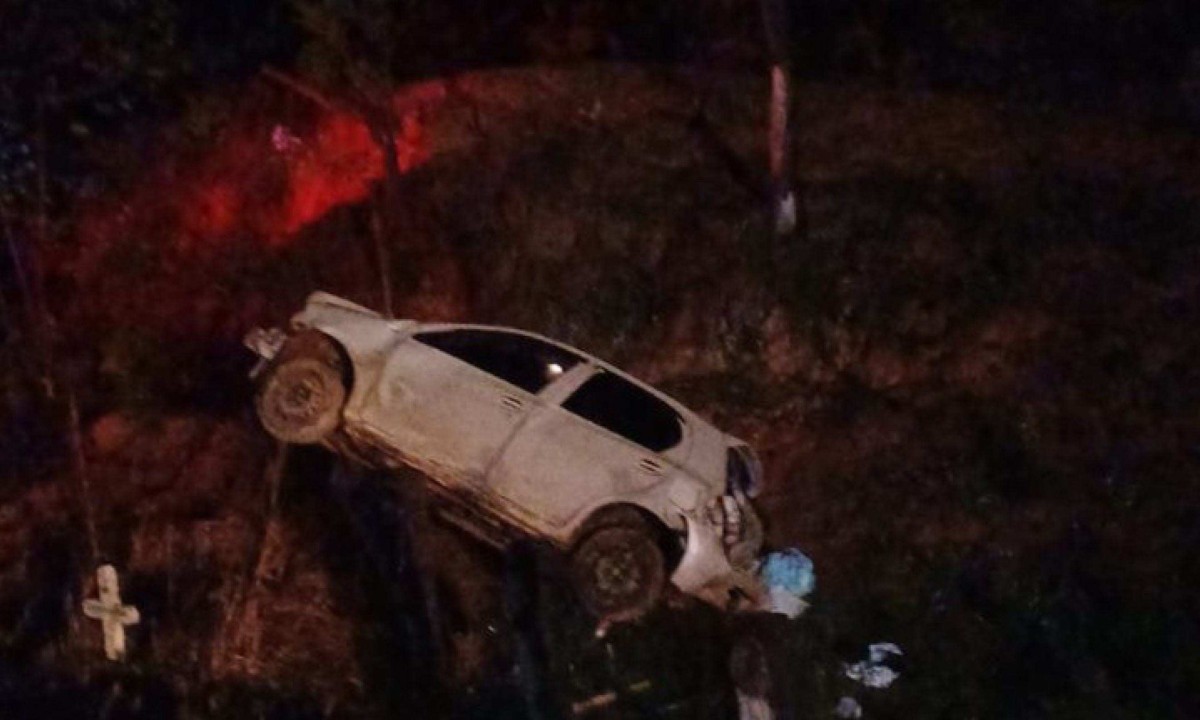 Veículo capotou e foi parar no fundo de um barranco no KM507 da BR-354, em Formiga, no Centro-Oeste de Minas Gerais. Três pessoas ficaram feridas - (crédito: CBMMG)