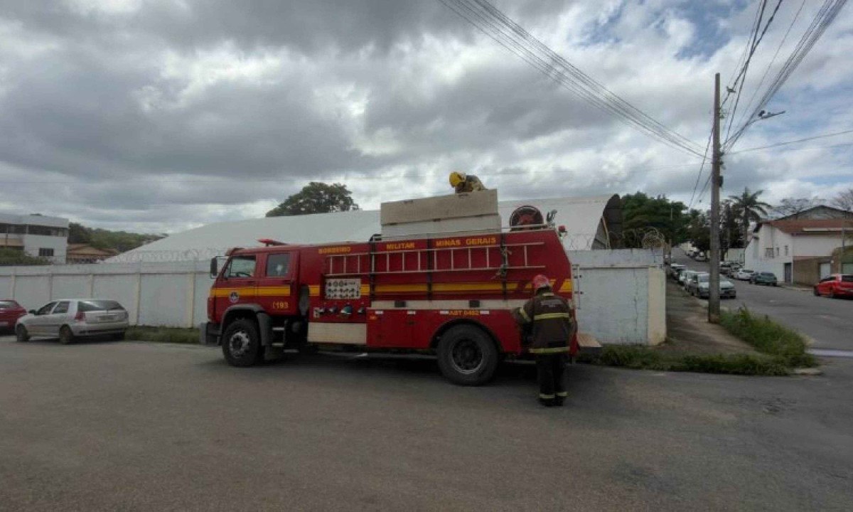 Bombeiros foram atender a incêndio em escola onde ocorre votação nestas eleições e descobriu que o local foi furtado, em Bom Despacho - (crédito: CBMMG)