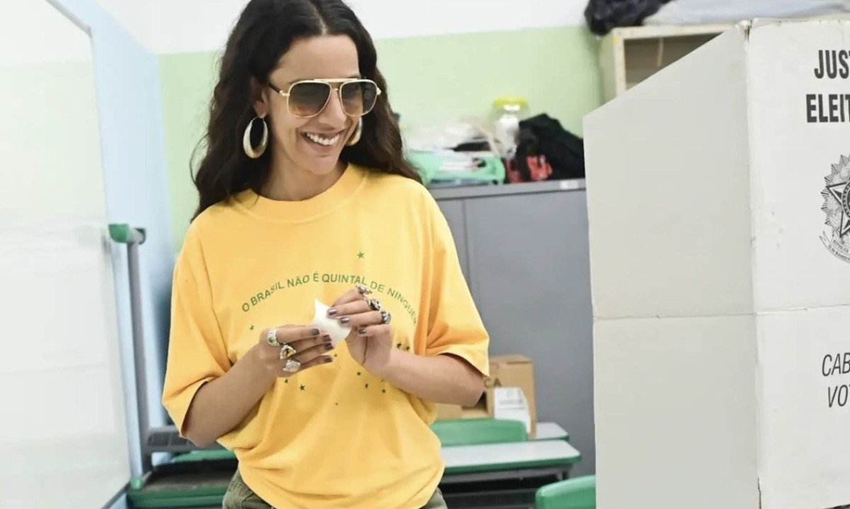 A cantora Marina Sena votou neste domingo (4/9), em São Paulo, usando blusa verde e amarela com a frase "O Brasil não é quintal de ninguém" - (crédito: Leo Franco/ Redes Sociais)