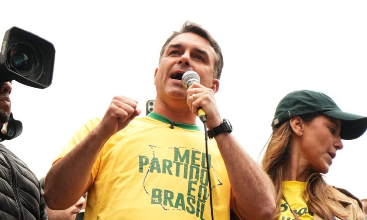 Mudança, STF e reeleição: os recados de Flávio Bolsonaro após o primeiro turno - (crédito: Foto: Charles Vieira/Divulgação Campanha Flávio Bolsonaro)