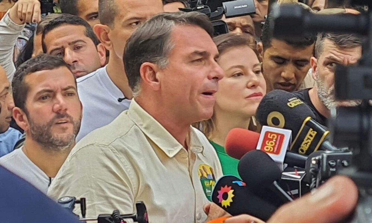 Flávio Bolsonaro vota no Rio e afirma: População vai dar um grito de mudança - (crédito: Tupi)