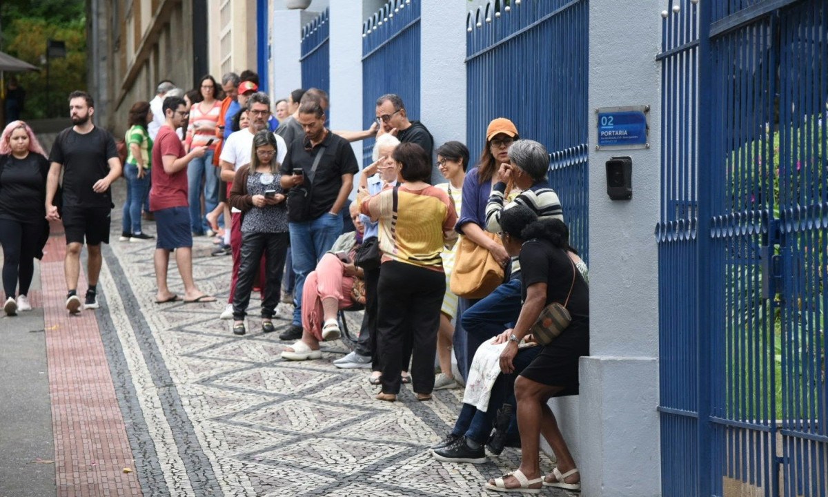Eleitores aguardam em fila para justificar a ausência ou votar, um procedimento que pode ser feito presencialmente no dia da eleição. - (crédito: Gladyston Rodrigues)