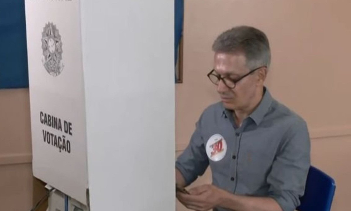 Romeu Zema é flagrado com celular dentro da cabine de votação, gerando questionamentos da Justiça Eleitoral sobre a conduta - (crédito: GloboNews)