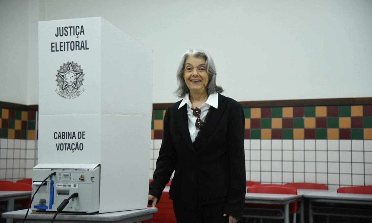 Carmem Lúcia chegou à seção eleitoral às 8h04 - (crédito: Gladyston Rodrigues/EM/D.A.Press)