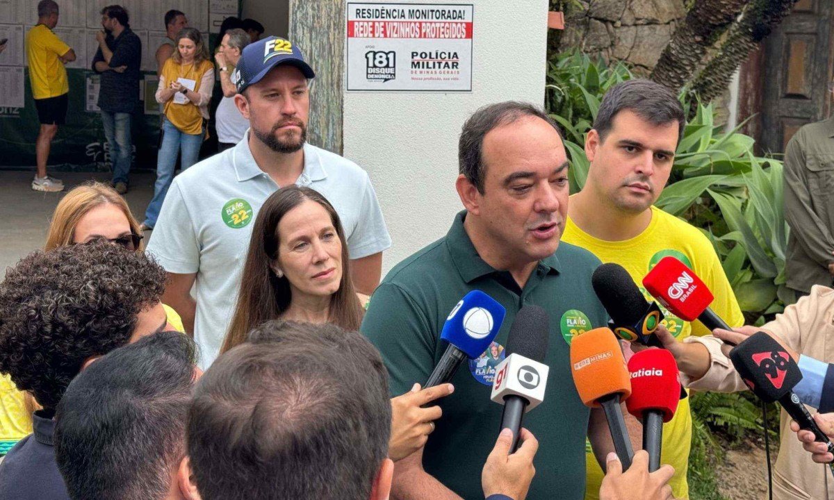 Flávio Roscoe, acompanhado da família e de apoiadores, vota em Belo Horizonte, na manhã deste domingo (4/10) - (crédito: Campanha / Divulgação )