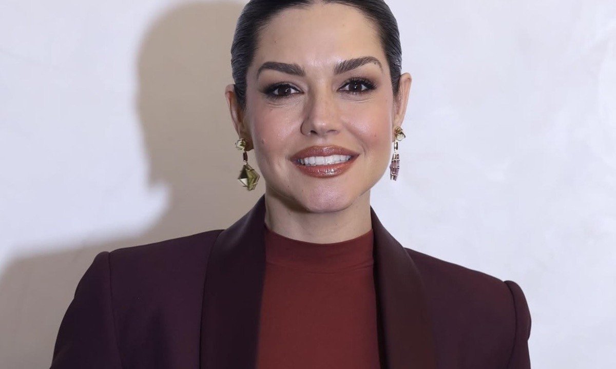 Thais Fersoza recebeu críticas e manifestações de apoio nas redes sociais após aparecer usando uma blusa vermelha
- (crédito: Instagram/ Reprodução)