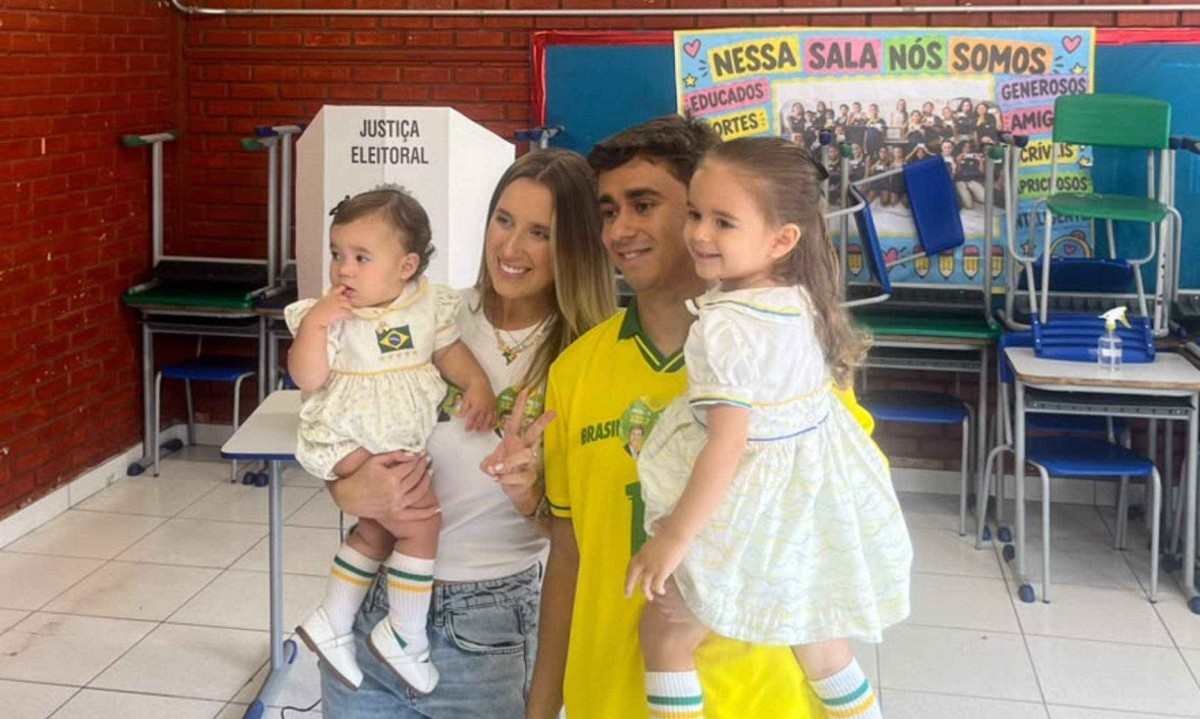 Antes de chegar à urna, o candidato esperou cerca de 40 minutos na fila - (crédito: Wellington Barbosa/EM/D.A Press)
