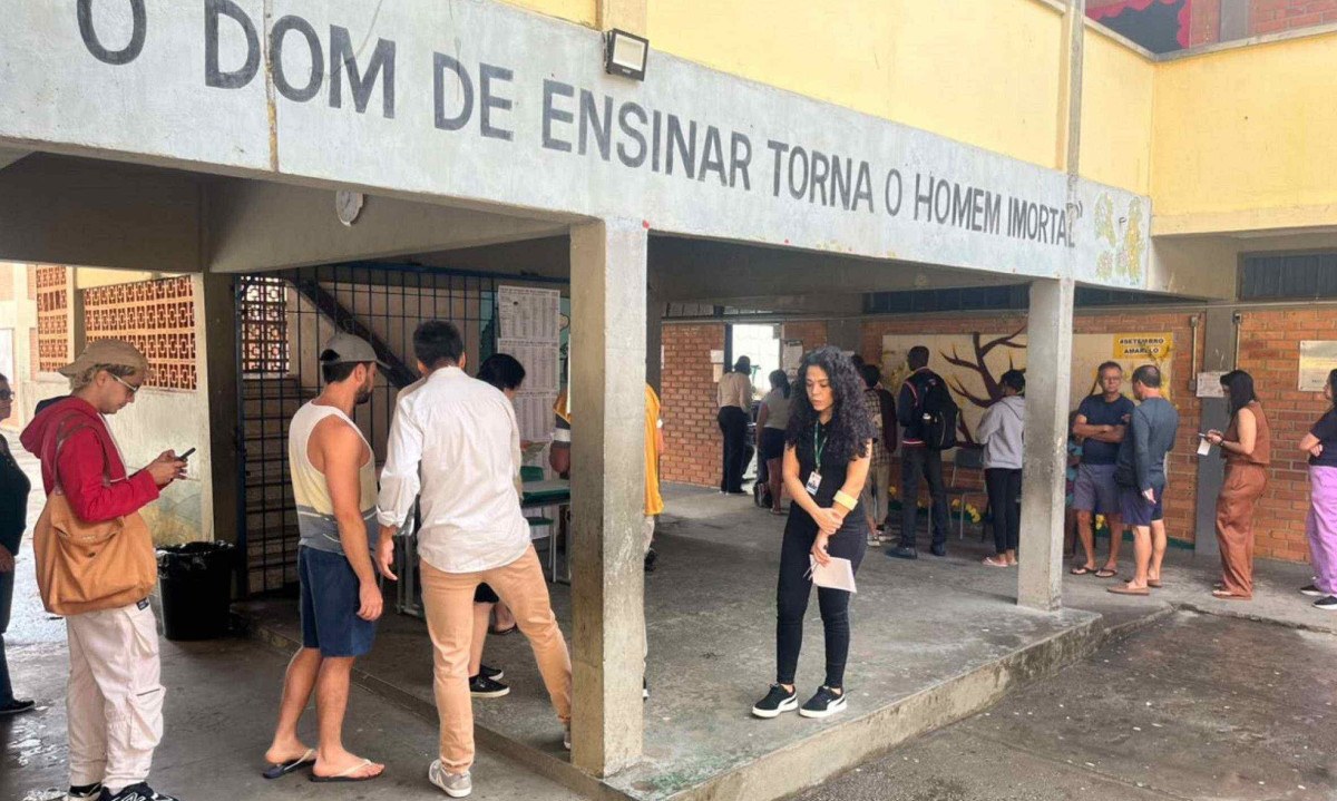 Na abertura dos portões, cerca de 30 pessoas aguardavam para entrar na instituição e votar
- (crédito: Wellington Barbosa/EM/D.A. Press)