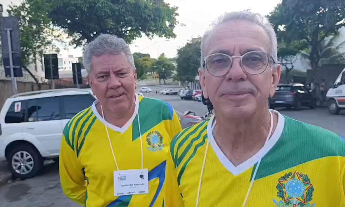 Juninho Coimbra (à esq.) e outro voluntário do grupo Trilheiros, próximo ao cartório eleitoral de Divinópolis, no Centro-Oeste de Minas Gerais - (crédito: Alexandre Guzanshe/EM/D.A Press)