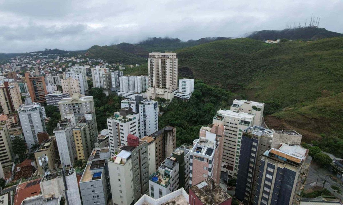 Belo Horizonte está na rota das tempestades previstas para o início da semana. Na foto os contrafortes da Serra do Curral no Bairro Sion - (crédito: Mateus Parreiras/EM/D.A.Press)