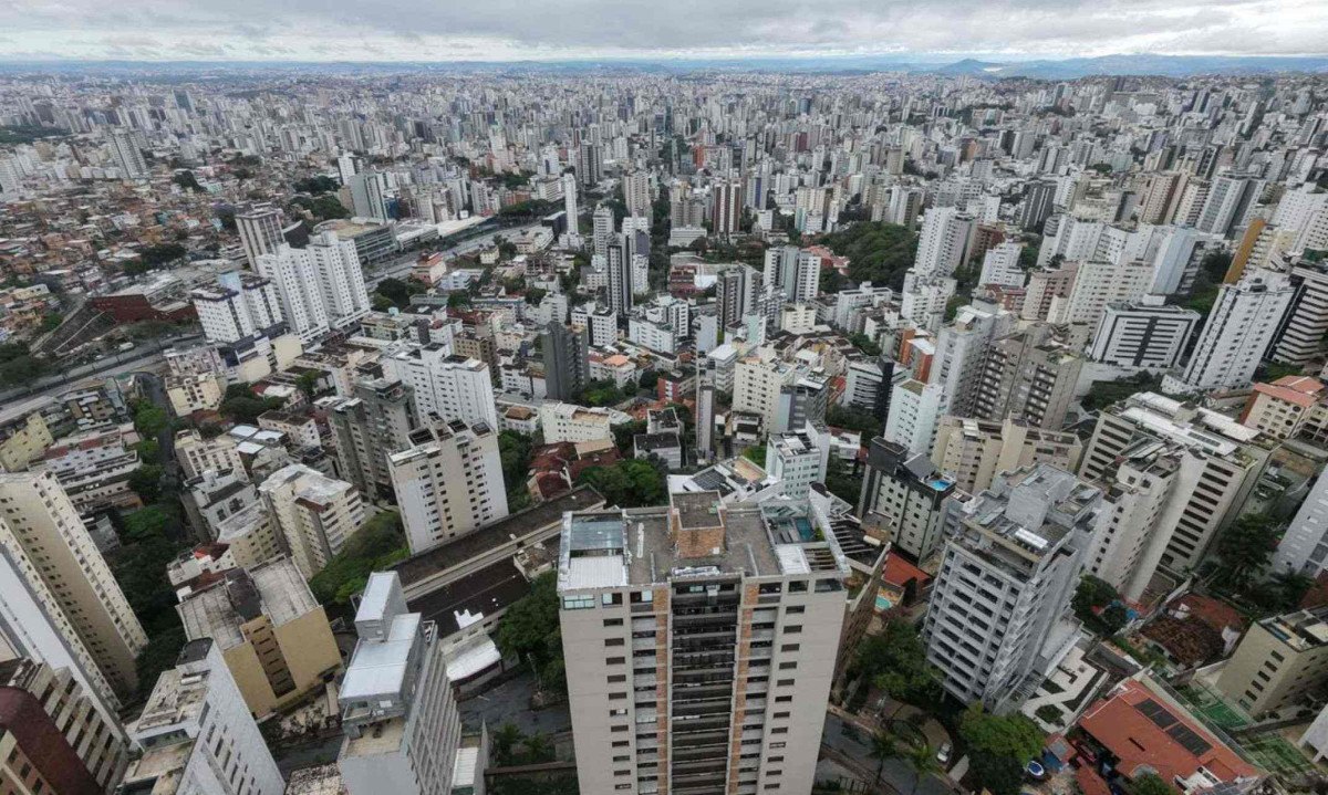 Manhã de domingo de eleição nublada e amena em Belo Horizonte. Na foto, vista da Avenida Nossa Senhora do Carmo, Savassi e Centro a partir do Sion - (crédito: Mateus Parreiras/EM/D.A.Press)