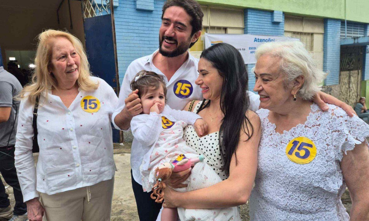 O candidato do MDB ao Governo de Minas votou ao lado da tia, da irmã, da sobrinha e da mãe - (crédito: Jair Amaral/EM/D.A.Press)
