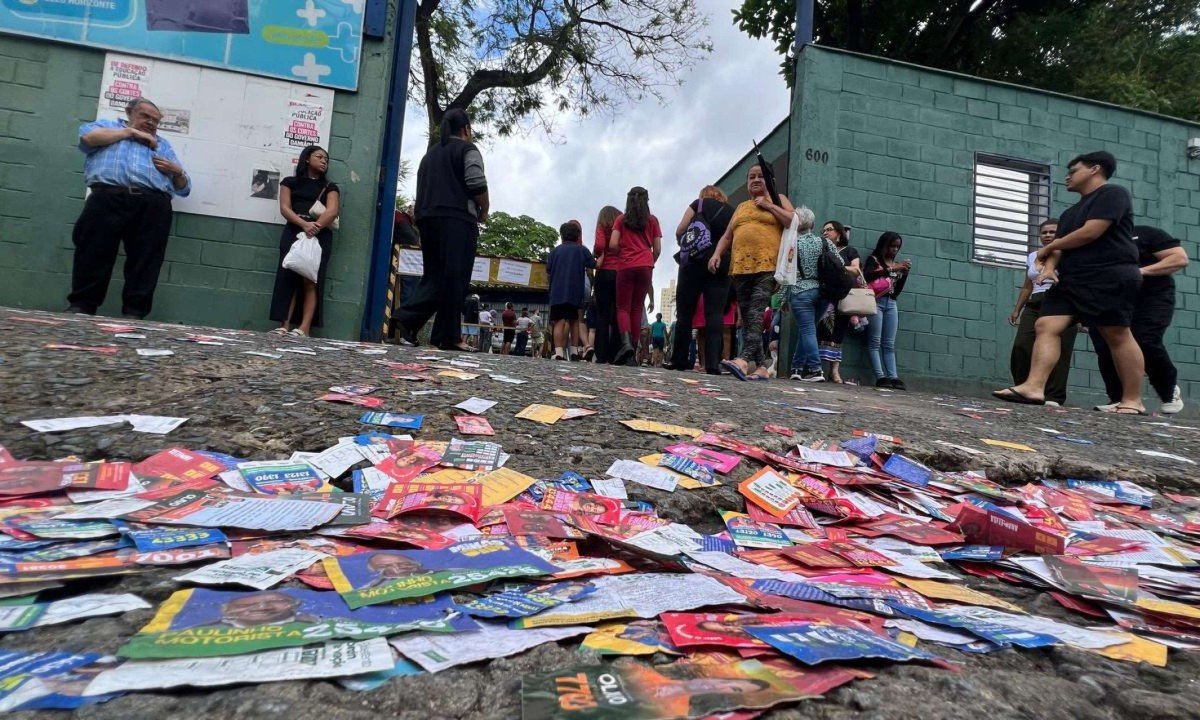 Sujeira em frente à Escola Municipal Santos Dumont, na Avenida Mem de Sá, no Bairro Santa Efigênia, na Região Centro-Sul de BH - (crédito: Edésio Ferreira/EM/DA Press)