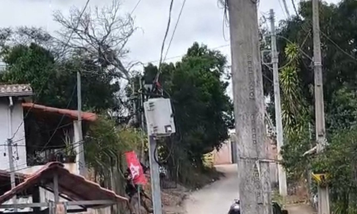 Nas imagens, dois policiais aparecem retirando bandeiras do Partido dos Trabalhadores (PT) que estavam na propriedade - (crédito: Arquivo Pessoal)