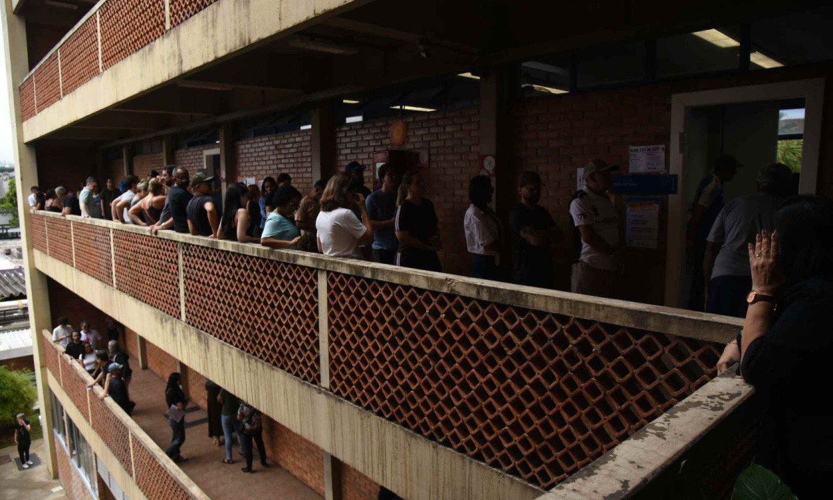 Votação no Prédio 14, na Puc Minas, Coração Eucarístico. - (crédito: Gladyston Rodrigue/EM/D.A Ress)