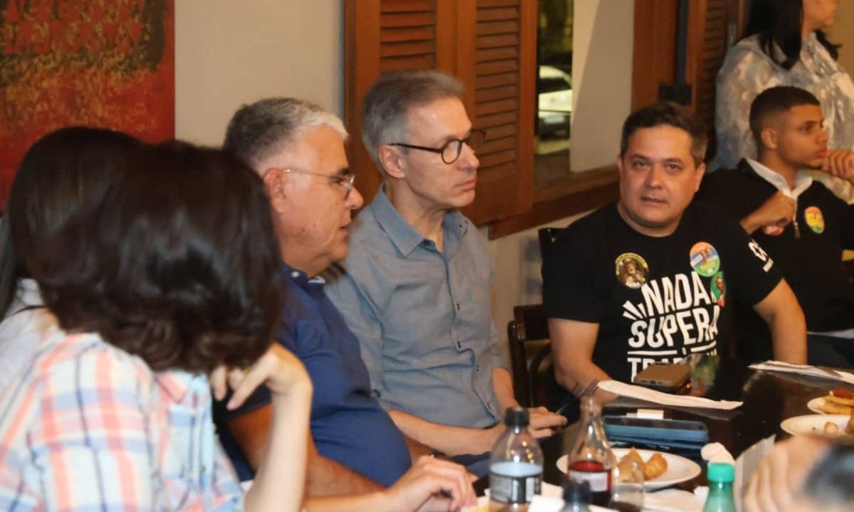 Zema chega a bar para acompanhar apuração - (crédito: Marcos Vieira/EM/DA Press)