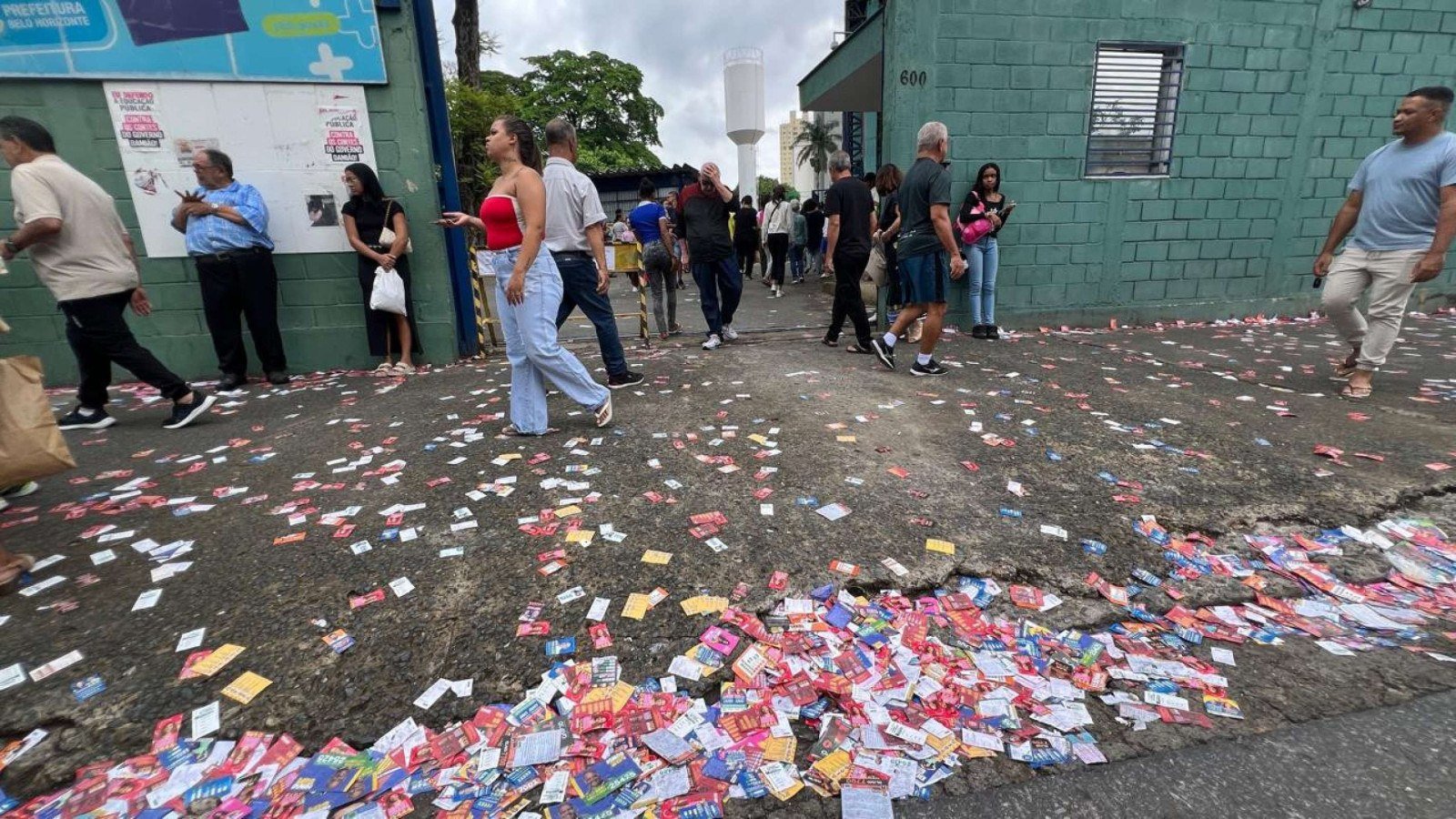 Sujeira em frente à Escola Municipal Santos Dumont, na Avenida Mem de Sá, no Bairro Santa Efigênia, na Região Centro-Sul de BH-Edésio Ferreira/EM/DA Press