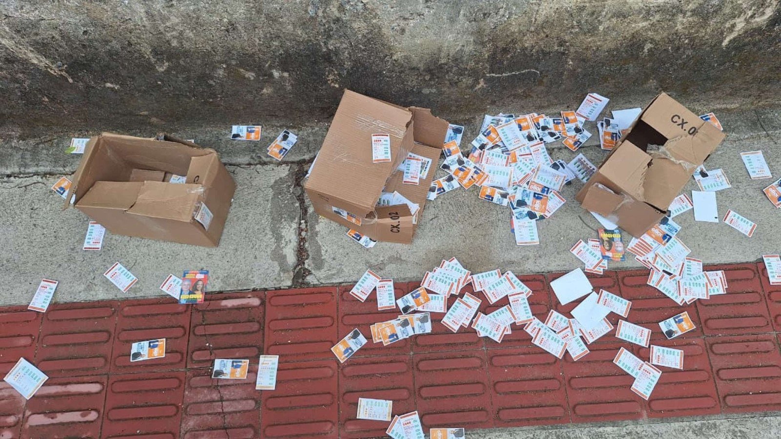 Sujeira em frente escolas municipais de Belo Horizonte no primeiro turno das elei&ccedil;&otilde;es de 2026