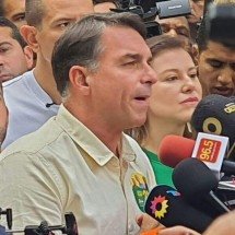 Flávio Bolsonaro vota no Rio e afirma: População vai dar um grito de mudança - Tupi