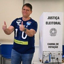 Tarcísio vence Haddad e é reeleito governador de São Paulo no 1º turno - Luis Robayo/AFP