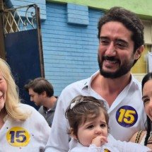 Gabriel Azevedo vota em BH ao lado de familiares 