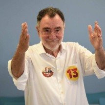 "Exercício democrático cumprido", diz Patrus depois de votar em BH - Gladyston Rodrigues/EM/D.A Press