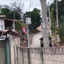 Vídeo: PM é filmada retirando bandeira do PT de casa em Esmeraldas - Arquivo Pessoal