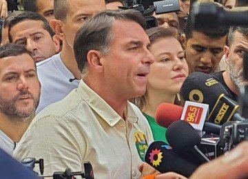 Flávio Bolsonaro vota no Rio e afirma: População vai dar um grito de mudança -  (crédito: Tupi)