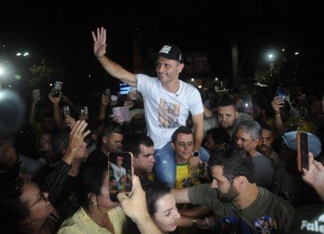 Cleitinho foi em direção à Praça do Santuário, onde foi recebido por apoiadores e fez seu primeiro pronunciamento como governador eleito -  (crédito: Alexandre Guzanshe/EM/D.A Press)