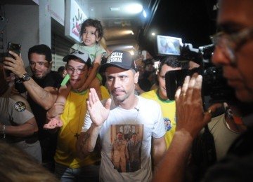 Cleitinho na comemoração da vitória em Divinópolis -  (crédito: Alexandre Guzanshe/EM/D.A. Press)