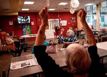 Hoje em dia, muitos idosos se exercitam e têm uma rotina cheia de atividades sociais e confraternizações -  (crédito: Marco Bertorello/ AFP)