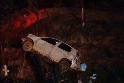 Ve&iacute;culo capotou e foi parar no fundo de um barranco no KM507 da BR-354, em Formiga, no Centro-Oeste de Minas Gerais. Tr&ecirc;s pessoas ficaram feridas -  (crédito: CBMMG)
