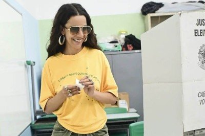 A cantora Marina Sena votou neste domingo (4/9), em São Paulo, usando blusa verde e amarela com a frase 'O Brasil não é quintal de ninguém'  -  (crédito: Leo Franco/ Redes Sociais)