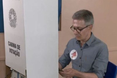 Romeu Zema &eacute; flagrado com celular dentro da cabine de vota&ccedil;&atilde;o, gerando questionamentos da Justi&ccedil;a Eleitoral sobre a conduta -  (crédito: GloboNews)