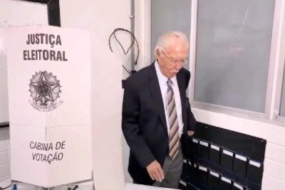 Sarney durante votação neste domingo (4/10)  -  (crédito: Reprodução/Instagram/Sarney)