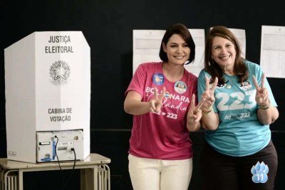 Bia Kicis acompanhou Michelle Bolsonaro pela manhã, durante votação no Lago Sul  -  (crédito:  Minervino Júnior/CB)