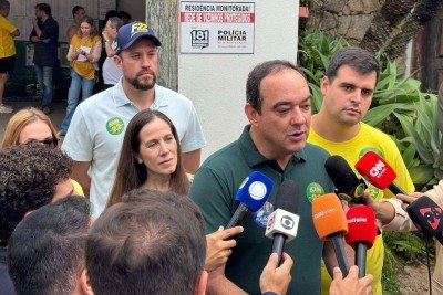 Flávio Roscoe, acompanhado da família e de apoiadores, vota em Belo Horizonte, na manhã deste domingo (4/10)  -  (crédito: Campanha / Divulgação )