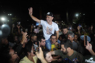 Cleitinho foi em direção à Praça do Santuário, onde foi recebido por apoiadores e fez seu primeiro pronunciamento como governador eleito -  (crédito: Alexandre Guzanshe/EM/D.A Press)