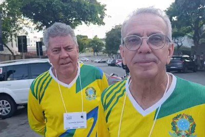 Juninho Coimbra (&agrave; esq.) e outro volunt&aacute;rio do grupo Trilheiros, pr&oacute;ximo ao cart&oacute;rio eleitoral de Divin&oacute;polis, no Centro-Oeste de Minas Gerais -  (crédito: Alexandre Guzanshe/EM/D.A Press)