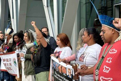 atingidos pelo rompimento da Barragem do Fundão, em Mariana, fazem protesto em Londres, onde ocorre julgamento do pedido de indenização contra a mineradora BHP na Inglaterra -  (crédito: Mateus Parreiras/EM/D.A Press – 23/10/2024)