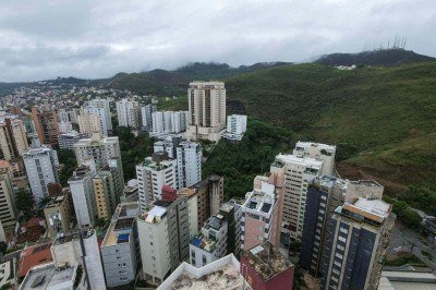 Belo Horizonte est&aacute; na rota das tempestades previstas para o in&iacute;cio da semana. Na foto os contrafortes da Serra do Curral no Bairro Sion -  (crédito: Mateus Parreiras/EM/D.A.Press)