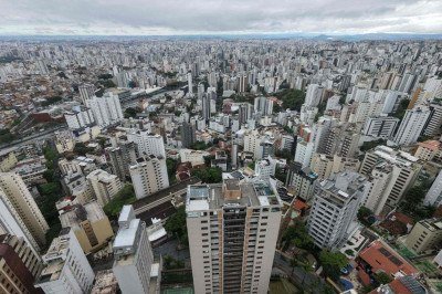 Manh&atilde; de domingo de elei&ccedil;&atilde;o nublada e amena em Belo Horizonte. Na foto, vista da Avenida Nossa Senhora do Carmo, Savassi e Centro a partir do Sion -  (crédito: Mateus Parreiras/EM/D.A.Press)