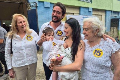 O candidato do MDB ao Governo de Minas votou ao lado da tia, da irmã, da sobrinha e da mãe -  (crédito: Jair Amaral/EM/D.A.Press)