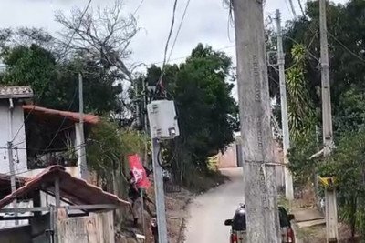 Nas imagens, dois policiais aparecem retirando bandeiras do Partido dos Trabalhadores (PT) que estavam na propriedade -  (crédito: Arquivo Pessoal)