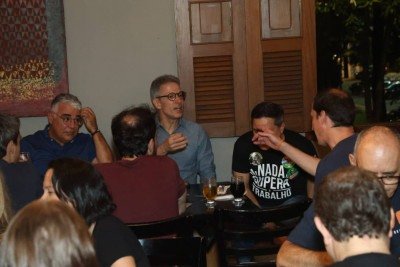 Candidato acompanhou a apuração de votos em bar em BH -  (crédito: Marcos Vieira/EM/D.A Press)